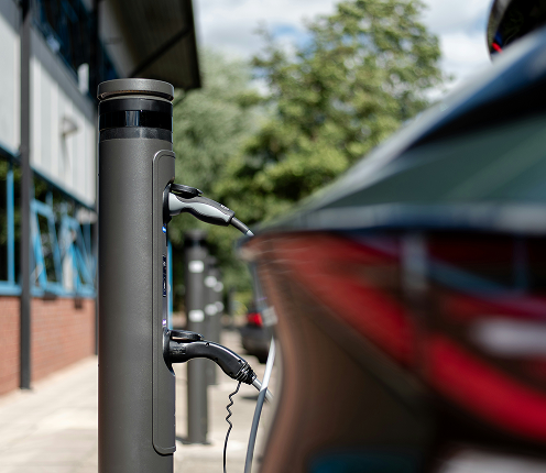 Elektroauto im Ladezustand. Zwei Ladestecker an Wallbox.