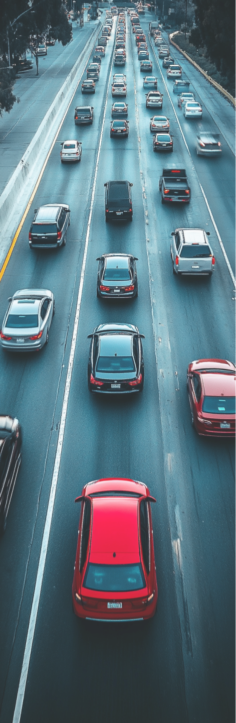 Luftaufnahme einer überfüllten Autobahn zeigt die Problematiken vor denen sich die Elektroautoindustrie befindet.