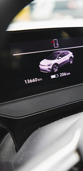 Tableau de bord d'une voiture électrique affichant le nombre de kilomètres restants.