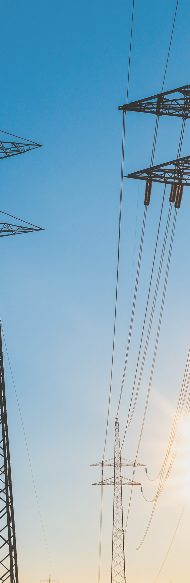 Pylônes électriques avec ciel et nuages en arrière-plan.