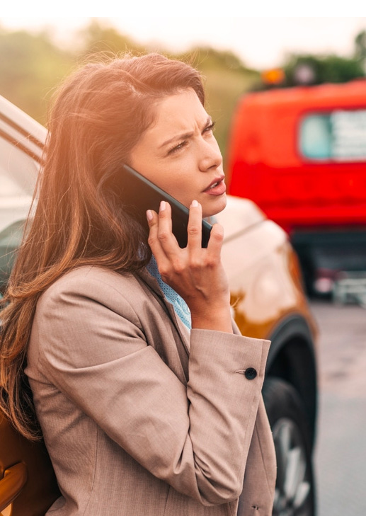 Une femme parlant au téléphone