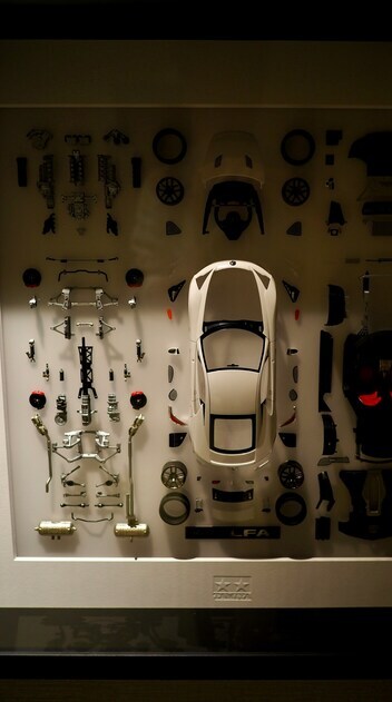 L'uomo alza i pugni in aria, ride di gusto e si compiace di avere una copertura assicurativa così buona.