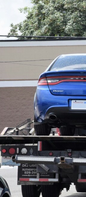 Riprese di un'auto blu che viene rimossa