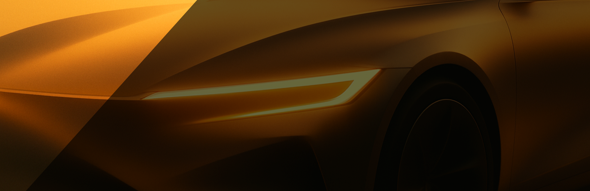 Gouden elektrische auto in detailweergave met stralend licht.