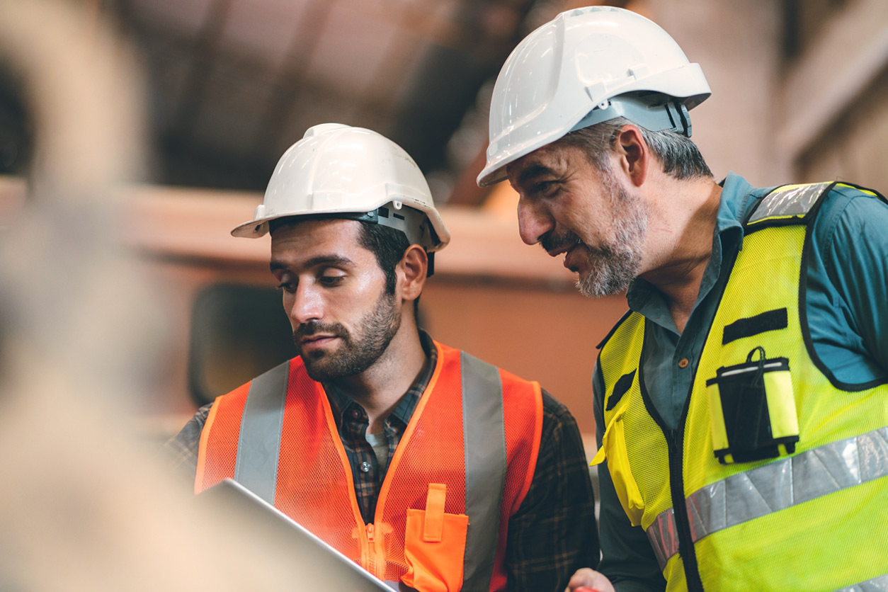 zwei Logistikmitarbeiter sprechen miteinander