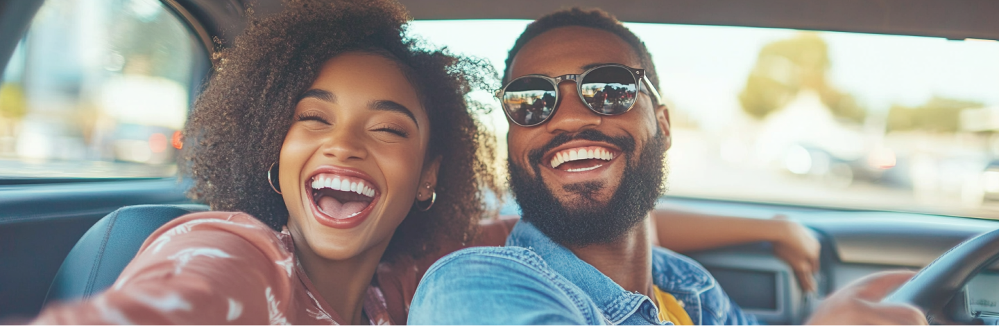 Lachend stel in hun onlangs gefinancierde elektrische auto.