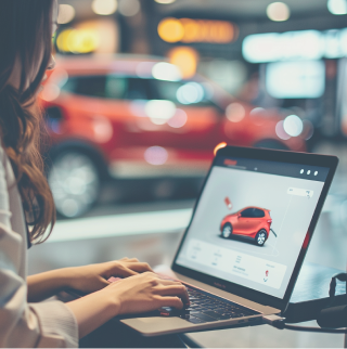 Op de voorgrond zit een vrouw achter haar laptop en betaalt voor het opladen van haar rode elektrische auto, die op de achtergrond te zien is.