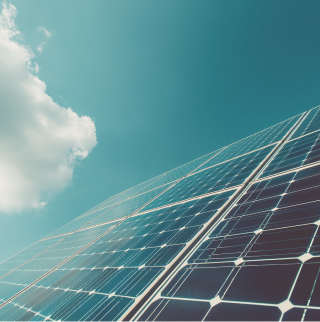 Gedetailleerd beeld van een fotovoltaïsch systeem met wolken en de lucht op de achtergrond.